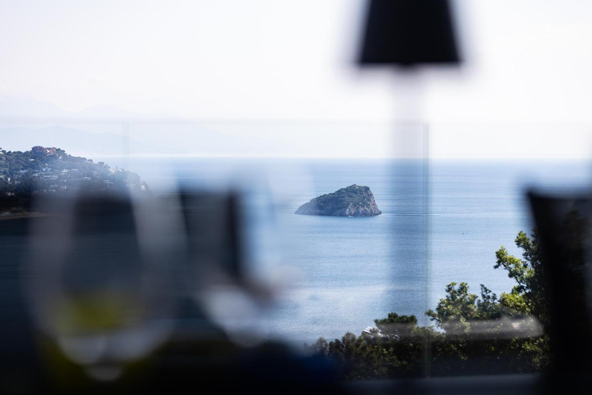 Spettacolare Vista Isola Terrazza E Idromassaggio Villa Noli Bagian luar foto